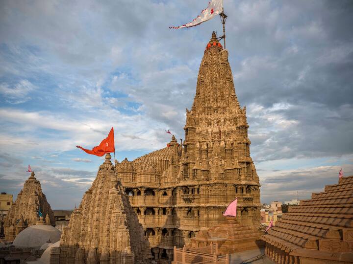 घूमने का सबसे अच्छा समय: द्वारकाधीश मंदिर देवभूमि द्वारका में स्थित है. इस मंदिर में घूमने का सबसे अच्छा समय नवंबर और फरवरी के बीच, और जन्माष्टमी के दौरान माना जाता है. यहां भव्य रूप से जन्माष्ठमी मनाई जाती है.