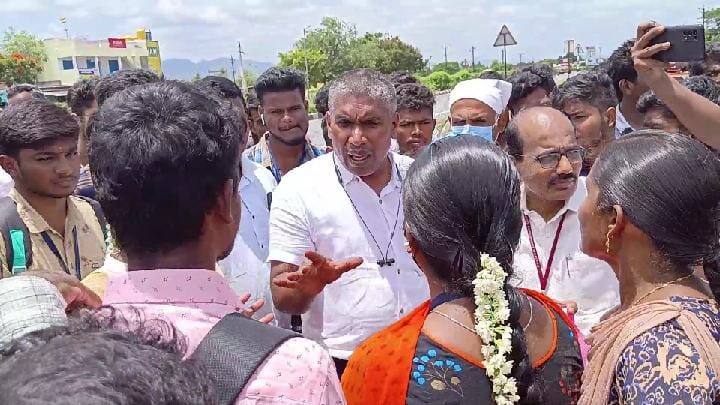 தருமபுரி: பேருந்து வசதி வேண்டும்; நெடுஞ்சாலையில் கல்லூரி மாணவர்கள்  சாலை மறியல்