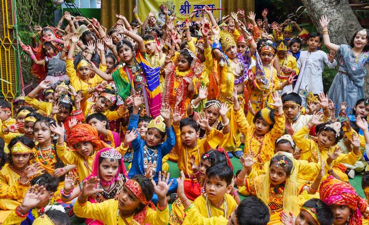 বিহারের পাটনায় জন্মাষ্টমী ঘিরে তুঙ্গে শিশুদের উৎসাহ। আগে থেকেই শুরু উৎসবের প্রস্তুতি। পাটনার একটি স্কুলের পড়ুয়ারা সেজেছে কৃষ্ণ ও রাধার সাজে। ছবি: পিটিআই