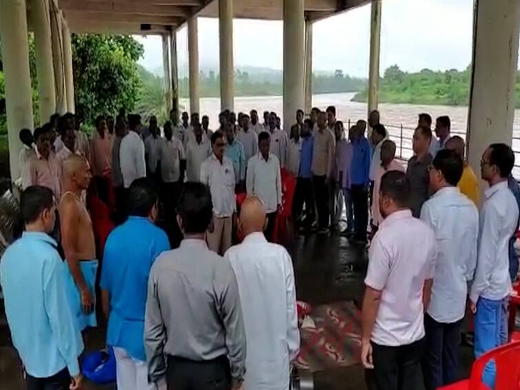 Palghar family stopped last rites of a family member to join the National Anthem movement of Eknath Shinde Maharashtra ...असंही राष्ट्रप्रेम! उत्तरकार्य कार्य थांबवून राबवलं सामूहिक 'जन गन मन अभियान'! पालघरमधील प्रसंग