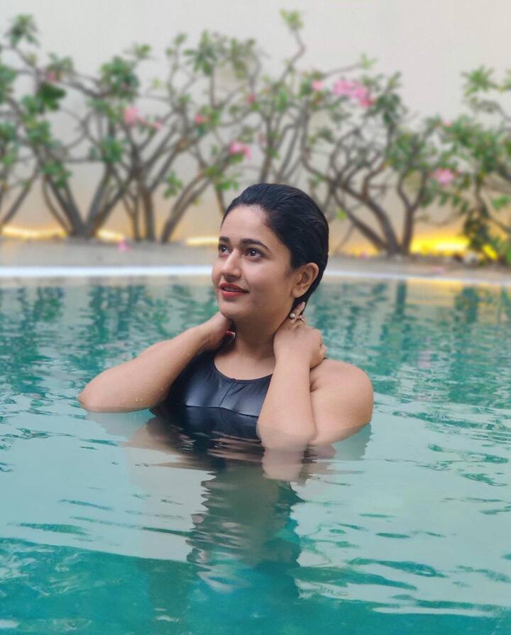 స్విమ్మింగ్ పూల్లో పూనమ్ బజ్వా -Image Credit: Poonam Bajwa/Instagram
