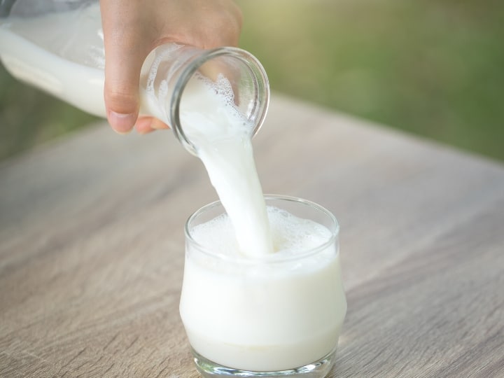 health tips Benefits Of Drinking Milk nutrition daily weight loss in hindi Milk Benefits: दूध न पीने के लिए बनाते हैं बहाना तो जान लें ये फायदे, फिर कभी नहीं कहेंगे गरमागरम दूध को ना