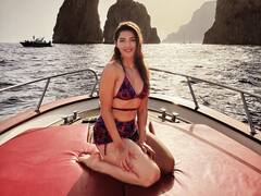 Mehreen Pirzada: కొండల నడుమ బికినీలో అందాలు అరబోస్తున్న 'ఎఫ్ 3' భామ మెహ్రీన్ పిర్జాదా