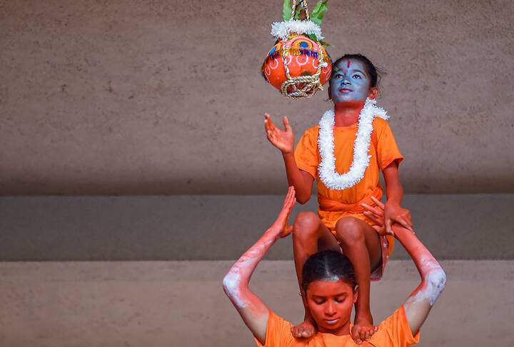 ভগবান শ্রীকৃষ্ণের জন্মদিবসের সঙ্গেই অঙ্গাঙ্গীভাবে জুড়ে রয়েছে দহি-হান্ডি বা দই-হাঁড়ি উৎসব। কৃষ্ণভক্তরা এই প্রথা পালন করে আসছেন। বিশেষ করে কৃষ্ণ জন্মাষ্টমীতে বিপুল উৎসাহের সঙ্গে ভারতে এবং বিশ্বেরও নানা জায়গায় এই উৎসব পালন করা হয়।