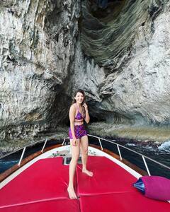 Mehreen Pirzada: కొండల నడుమ బికినీలో అందాలు అరబోస్తున్న 'ఎఫ్ 3' భామ మెహ్రీన్ పిర్జాదా