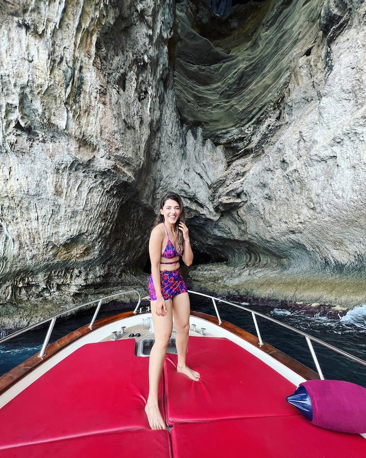 సముద్రంలో కొండలు నడుమ నాజూకు భామ అందాల ఫోజులు. Image Credit:Mehreen Pirzada/Instagram