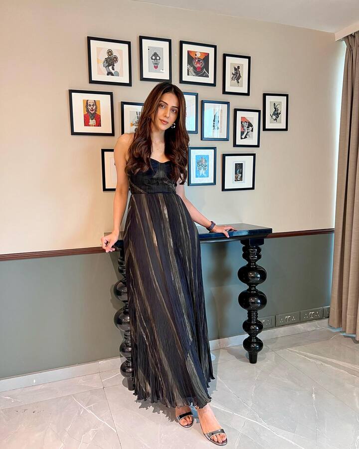 बॉलिवूड आणि साऊथ चित्रपटांमध्ये आपला ठसा उमटवणारी अभिनेत्री रकुल प्रीत सिंग नेहमीच कोणत्या ना कोणत्या कारणाने चर्चेचा भाग असते.(फोटो सौजन्य: rakulpreet/इन्टाग्राम)