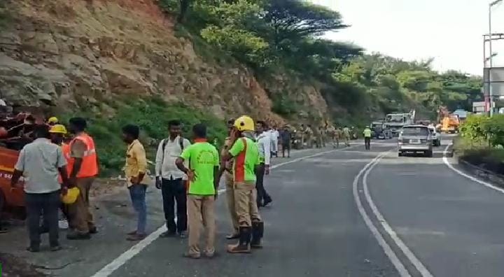 தருமபுாி அருகே லாரிகள் மோதல்; 5 மாடுகள், ஒருவர் உயிரிழந்த சோகம்