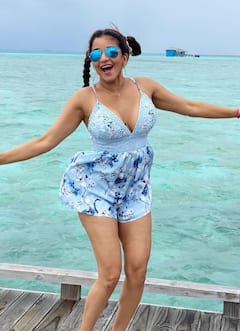 In Pics : मस्त अदा, क्लास स्माईल; या अभिनेत्रीनं आपल्या हॉटनेसनं केलंय घायाळ