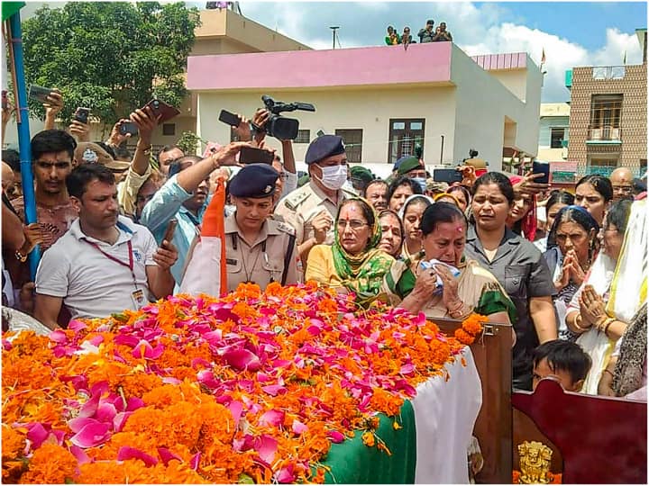 After 38 years Lance Naik Chandrashekhar Harbola was cremated with full military honors 38 साल बाद लांस नायक चंद्रशेखर हरबोला का पूरे सैन्य सम्मान के साथ हुआ अंतिम संस्कार, बेटियों ने दी मुखाग्नि