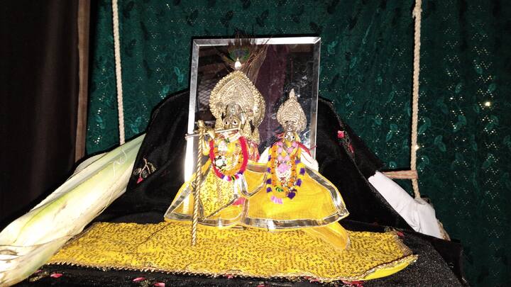 देश में जन्माष्टमी के पर्व की धूम है. राजस्थान में भी जन्माष्टमी को लेकर मंदिरों में भव्य तैयारी चल रही है. वहीं छोटीकाशी बूंदी में हम एक ऐसे प्राचीन मंदिर की कहानी आपको बताने जा रहे हैं जो करीब 600 वर्ष पूर्व बूंदी में स्थापित किया हुआ था. यहां हर वर्ष जन्माष्टमी का भव्य आयोजन किया जाता है. मंदिर में पंचामृत स्नान के साथ विभिन्न झांकियों का आयोजन काफी लंबे समय से किया जाता रहा है. बूंदी शहर के बालचंद पाड़ा क्षेत्र में स्थित भगवान गोपाल लाल जी महाराज कायह मंदिर अंतरराष्ट्रीय पुष्टिमार्ग बल्लभ संप्रदाय के प्रथम पीठ के रूप में जाना जाता हैं. भगवान गोपाल लाल जी को उदयपुर के श्रीनाथजी भगवान के समकक्ष माना गया है.