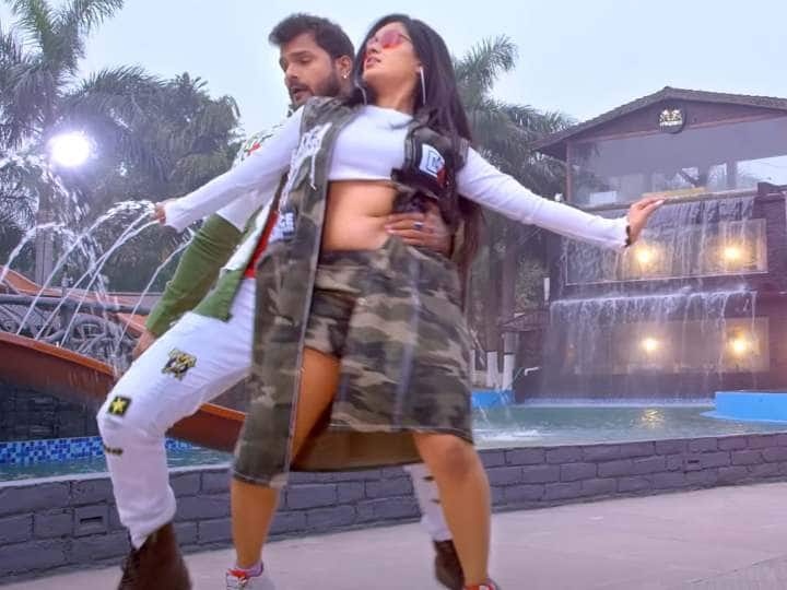 khesari lal yadav and ritu singh romantic song aaja raja kiss kar going viral Bhojpuri song: ट्रेंडिंग लुक में ट्रेंडिंग स्टार के साथ Ritu Singh ने लगाए ठुमके, बापजी का सुपरहिट गाना हुआ वायरल