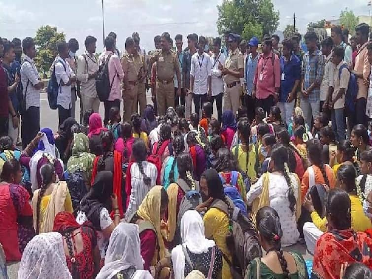 Dharmapuri: College students protested on the highway demanding bus facility TNN தருமபுரி: பேருந்து வசதி வேண்டும்; நெடுஞ்சாலையில் கல்லூரி மாணவர்கள்  சாலை மறியல்