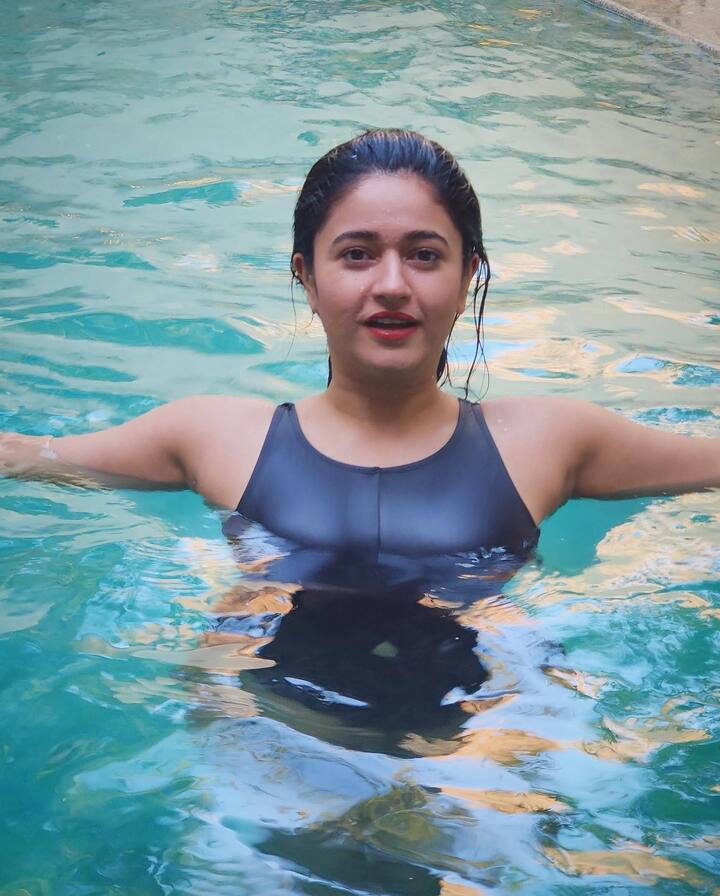 స్విమ్మింగ్ పూల్లో పూనమ్ బజ్వా -Image Credit: Poonam Bajwa/Instagram