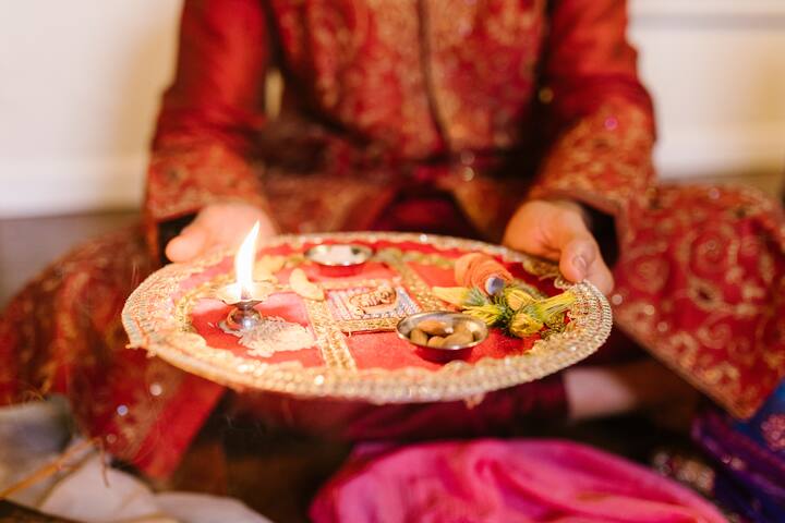 লোকবিশ্বাসে বলা হয় কৃষ্ণ তাঁর সঙ্গীদের নিয়ে এই পদ্ধতিতেই মাখন নিয়ে খেতেন। সেই ভাবেই তাঁর ভক্তরা একই কাজ করে এই দিনটি উদযাপন করে। ছবি সূত্র: PTI/Getty/Pexels