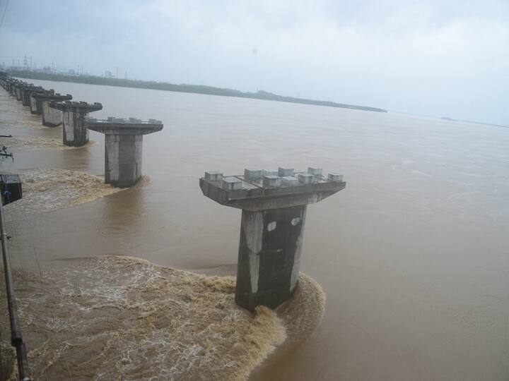Godavari river flood Third hazard warning continuous in bhadrachalam DNN Bhadrachalam: భద్రాచలంలో కొనసాగున్న మూడో ప్రమాద హెచ్చరిక, బిక్కుబిక్కుమంటున్న ప్రజలు