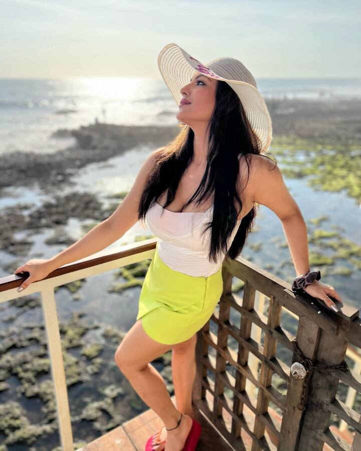 सोशल मीडिया पर पूजा बनर्जी की शानदार फैन फॉलोइंग देखने को मिलती है. इंस्टाग्राम पर उन्हें 2.2 मिलियन फॉलोवर्स फॉलो करते हैं.