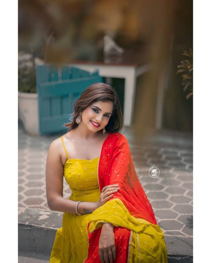 ఫుట్ మాలీ' అనే కన్నడ సీరియల్ లో కూడా నటించిన రక్షా గౌడ... బిగ్ బాస్ కంటిస్టెంట్ సోహెల్ తో కలసి 'కృష్ణవేణి' సీరియల్ తో తెలుగు బుల్లితెరపై ఎంట్రీ ఇచ్చింది. ఈ సీరియల్ తో ప్రేక్షకుల అభిమానం పొందిన రక్షా గౌడ ఇప్పుడు వసుధారగా మెప్పిస్తోంది.
