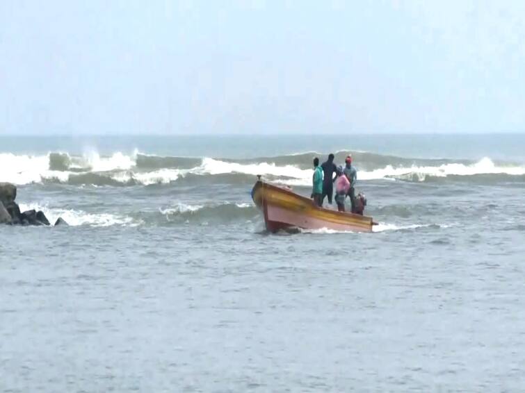 Kattumaram fell into the sea near Sirkazhi and the fisherman died! சீர்காழி அருகே கட்டுமரம் கடலில் கவிழ்ந்து மீனவர் உயிரிழப்பு