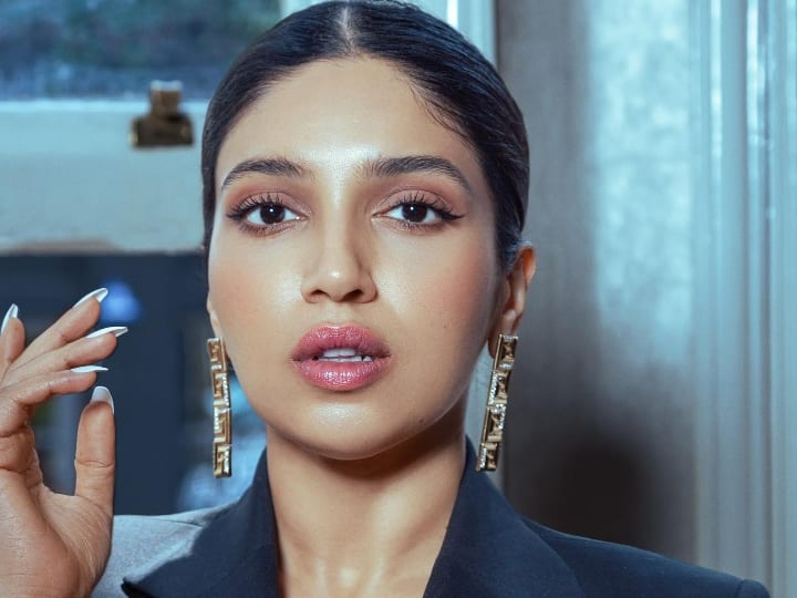 Bhumi Pednekar shared pictures of herself in a pant suit with a glossy makeup look. Bhumi looked dapper and classy in her latest formal look. Check out pics.