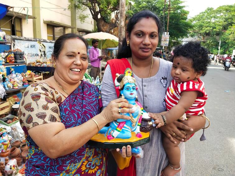 Krishna dolls are being sold in Villupuram விழுப்புரத்தில் கிருஷ்ணர் பொம்மைகள் விற்பனை அமோகம்