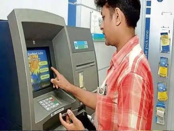 ATM Cash Withdrawal: एटीएम से पैसे निकालने पर देखें कितना देना होगा चार्ज और टैक्‍स, ऐसे समझें