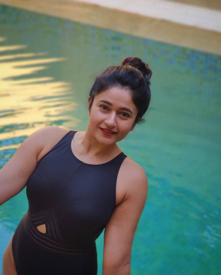 స్విమ్మింగ్ పూల్లో పూనమ్ బజ్వా -Image Credit: Poonam Bajwa/Instagram