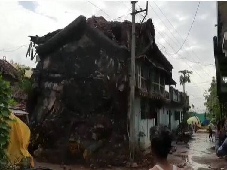 A house has collapsed in Bhandara district due to continuous rain Bhandara Rain : बघता बघता अख्ख घर कोसळल! भंडारा जिल्ह्यातील व्हिडीओ व्हायरल