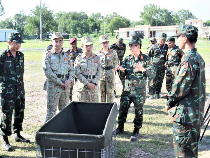 रक्षा मंत्रालय ने कहा कि वियतनाम-भारत द्विपक्षीय सेना अभ्यास VINBAX 2022 में दोनों देशों की सेनाओं ने प्रभावशाली प्रदर्शन दिखाया. मेक-इन-इंडिया और आत्मनिर्भर भारत को प्रदर्शित करने के लिए एक उपकरण पेश किया गया.