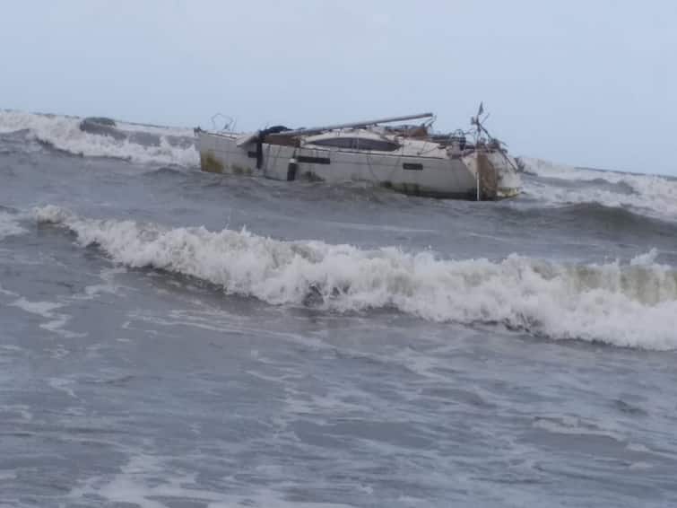 suspected boat found with ak 47 rifles at raigad shrivardhan sea know latest updates Raigad Suspected Boat :  श्रीवर्धनमधील संशयास्पद बोटीबाबत मोठी माहिती, 'या' देशासोबत कनेक्शन?