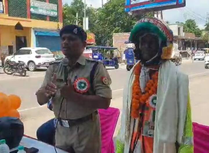 Gonda में दिखा 'हेलमेट बाबा' का अनोखा अंदाज, ट्रैफिक नियमों को लेकर लोगों को ऐसे किया जागरुक up news Gonda helmet baba unique way of traffic rules awareness in people ann Gonda में दिखा 'हेलमेट बाबा' का अनोखा अंदाज, ट्रैफिक नियमों को लेकर लोगों को ऐसे किया जागरुक