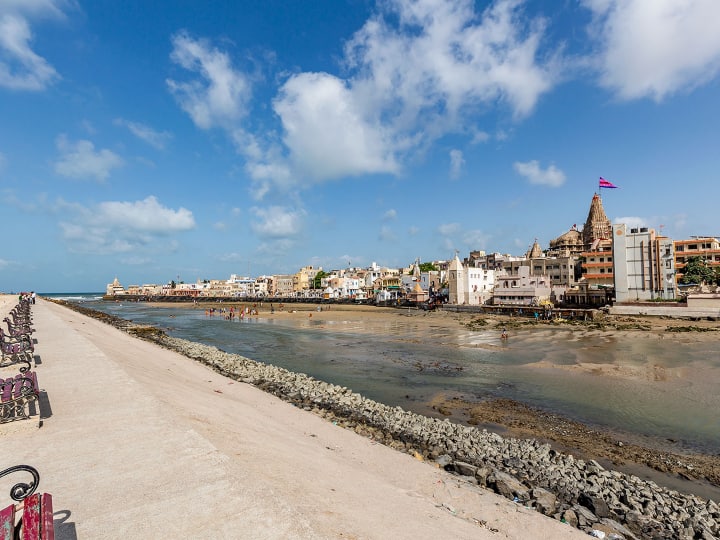 ऐसा कहा जाता है कि द्वारका छह बार समुद्र में डूबा था और अब हम जो देखते हैं वह उसका सातवां अवतार है. मंदिर में अपने आप में एक आकर्षक कथा है. 1472 में महमूद बेगड़ा द्वारा मूल संरचना को नष्ट कर दिया गया था, और बाद में 15वीं-16वीं शताब्दी में इसका पुनर्निर्माण किया गया.