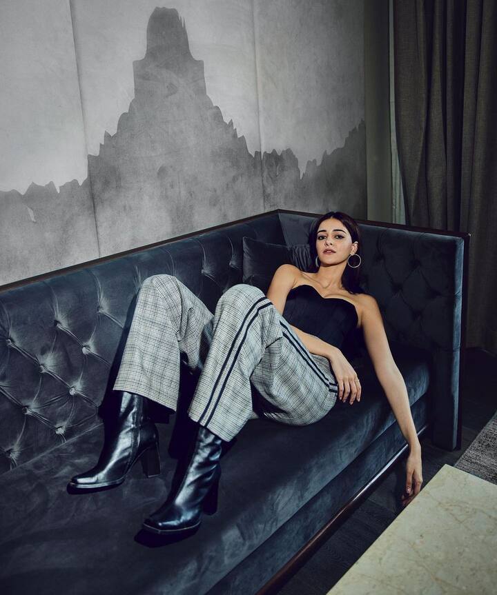 बॉलीवूडची प्रसिद्ध अभिनेत्री अनन्या पांडे नेहमीच लाइमलाइटचा भाग असते. बी-टाऊनच्या सर्वात सुंदर अभिनेत्रींपैकी एक असलेल्या अनन्याचे काही ताजे फोटो सध्या सोशल मीडियावर समोर आले आहेत. (फोटो सौजन्य : ananyapanday/इंस्टाग्राम)