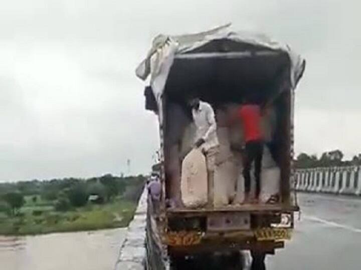Madhya Pradesh Farmers Dump Garlic Sacks In River Over Low Price, Threatens Protest Upset Over Low Garlic Prices, Farmers Dump Sacks Of Crop In Madhya Pradesh River — Watch Video