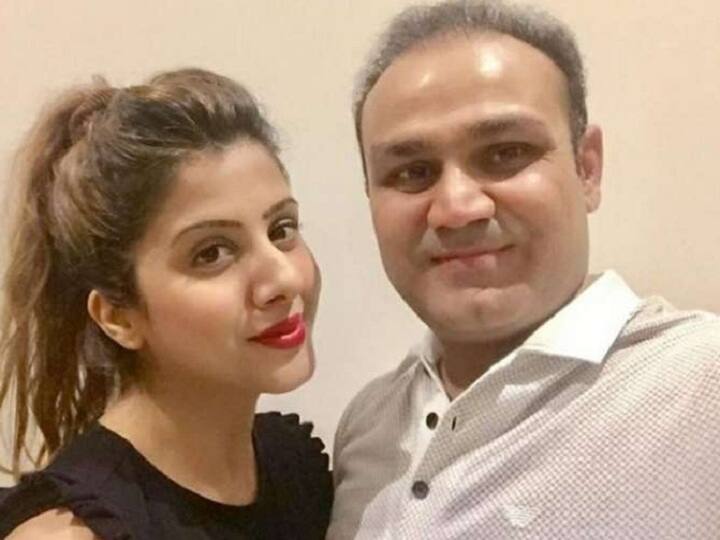 वीरेन्द्र सहवाग ने अपनी गर्लफ्रैंड आरती को मजाकिया लहजे में प्रपोज किया था. हालांकि आरती ने इसे असल प्रपोजल समझ फौरन हां कर दी थी. दोनों ने अप्रैल 2004 में शादी की थी.