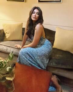 Pics: ચમચમાતો ડીપ નેક ડ્રેસ પહેરીને Chitrangda Singhએ આપ્યા સોફા પર શાનદાર પૉઝ, તસવીરો વાયરલ