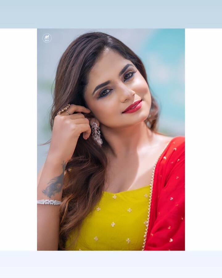 కృష్ణవేణి సీరియల్ తో బుల్లితెర ప్రేక్షకులకు దగ్గరైన రక్షా గౌడ ప్రస్తుతం 'గుప్పెడంత మనసు' సీరియల్ లో నటిస్తోంది. వసుధార పాత్రలో రక్షా గౌడ నటనకు చాలామంది అభిమానులున్నారు.