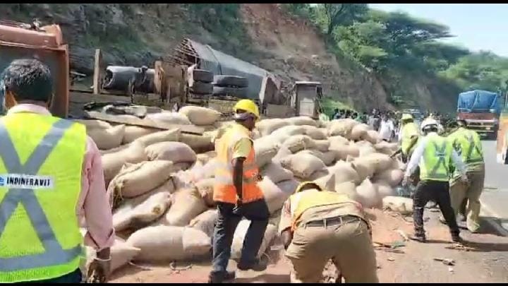 தருமபுாி அருகே லாரிகள் மோதல்; 5 மாடுகள், ஒருவர் உயிரிழந்த சோகம்