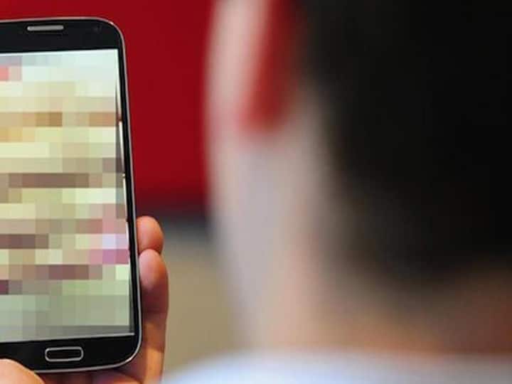 Municipal education officer porn video on WhatsApp Group Many people got angry complained to officials கல்வித் துறை வாட்ஸ்அப் குரூப்பில் ஆபாச வீடியோ வெளியிட்ட அதிகாரி! ஷாக்கான சக அதிகாரிகள்!