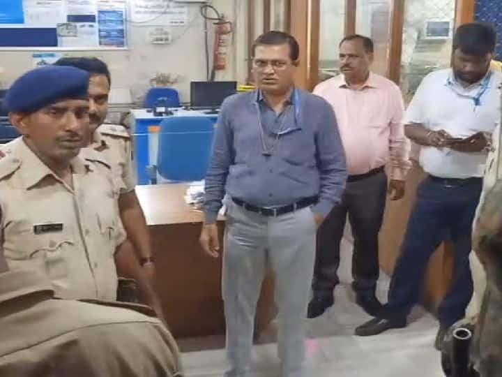 jharkhand bank robbery in Jamshedpur Bank of India ann Jamshedpur Bank Robbery: खुद को CBI बताकर बदमाशों ने बैंक में डाला डाका, 35 लाख लूटकर हुए फरार