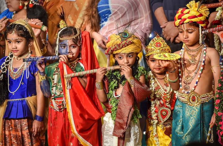 কৃষ্ণের সাজে খুদেরা। সকলেই জন্মাষ্টমীর আনন্দে মাতোয়ারা।