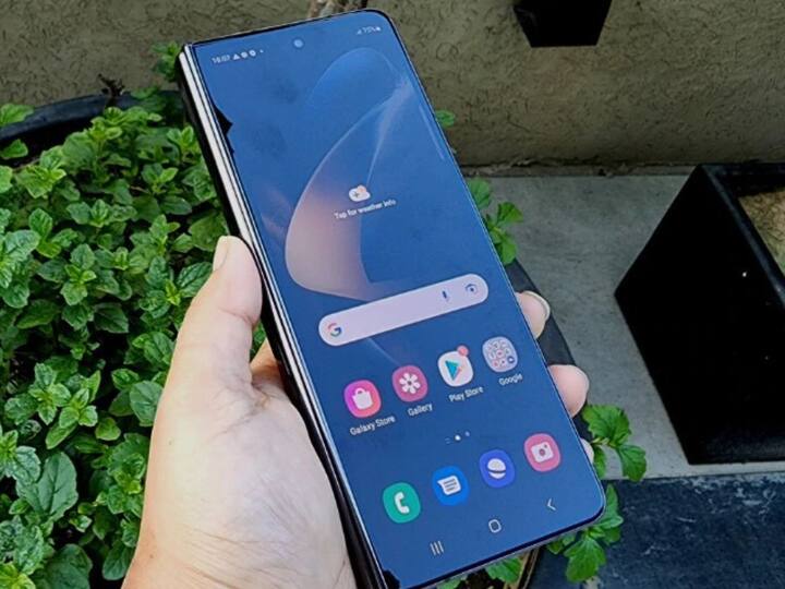 স্যামসাং গ্যালাক্সি জেড ফোল্ড ৪ ফোনের বেস ভ্যারিয়েন্ট ১২ জিবি র্যাম এবং ২৫৬ জিবি স্টোরেজের দাম ১,৫৪,৯৯৯ টাকা।