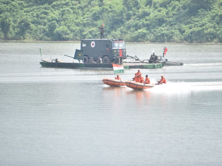 वज्र-प्रहार: अमेरिका सेना की फर्स्ट स्पेशल फोर्सेज ग्रुप (एसएफजी) और स्पेशनल टैक्टिक्स स्कावड्रन (एसटीएस) के कमांडो इन दिनों हिमाचल प्रदेश के बक्लोह में भारतीय सेना के पैरा-एसएफ कमांडोज के साथ वज्र-प्रहार एक्सरसाइज कर रहे हैं.