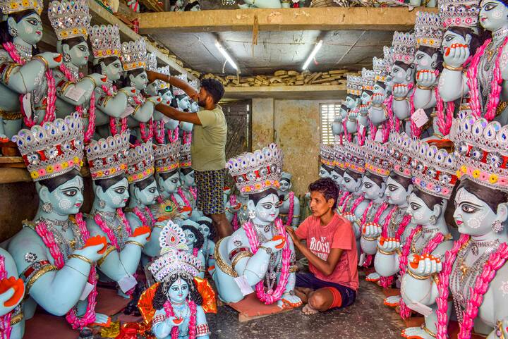 ভারতীয় সংস্কৃতির সঙ্গে যে যে উৎসব অঙ্গাঙ্গীভাবে জড়িয়ে থাকে, তার মধ্যে অন্যতম কৃষ্ণ জন্মাষ্টমী। ভারতের নানা কোণে অত্যন্ত শ্রদ্ধা ও উৎসাহের সঙ্গে পালিত হয় জন্মাষ্টমী। এই বছর ১৮ অগাস্ট রাত থেকে ১৯ অগাস্ট পর্যন্ত রয়েছে জন্মাষ্টমী উৎসবের সময়। তার আগেই থেকেই সারা ভারতে শুরু হয়ে গিয়েছে প্রস্তুতি। ছবি: পিটিআই