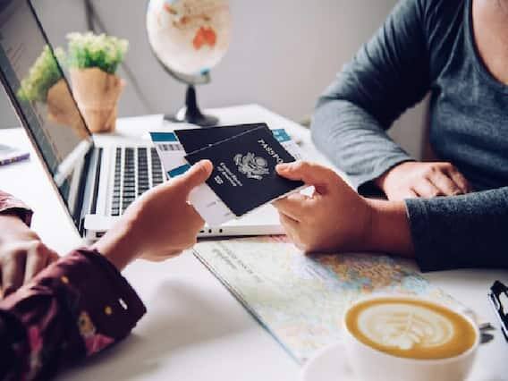 ઘણી વખત લોકો ફરિયાદ કરે છે કે બેંકે તેમની લોન અરજી ફગાવી દીધી છે. તમને જણાવી દઈએ કે લોનની અરજી નામંજૂર થવાના ઘણા અલગ-અલગ કારણો છે. આમાં, લોન લેનાર વ્યક્તિની યોગ્યતા સાથે સીધો સંબંધ છે. જો તમે પણ ઈચ્છો છો કે તમારી લોનની અરજી રિજેક્ટ ન થાય અને તમને સરળતાથી લોન મળે, તો લોનની અરજી આપતા પહેલા કેટલીક બાબતોનું ખાસ ધ્યાન રાખો.(PC: Freepik)