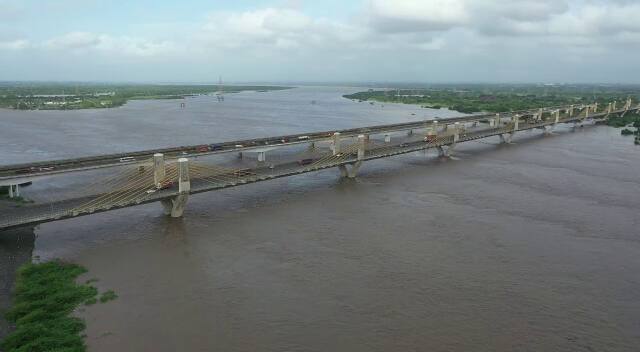 Bharuch : Narmada river flood 2 feet on higest level at Golden bridge, 800 people shifted to safe places Bharuch : નર્મદા નદી ભયજનક સપાટીથી 2 ફૂટ ઉપર, 800થી વધુ લોકોનું સ્થળાંતર