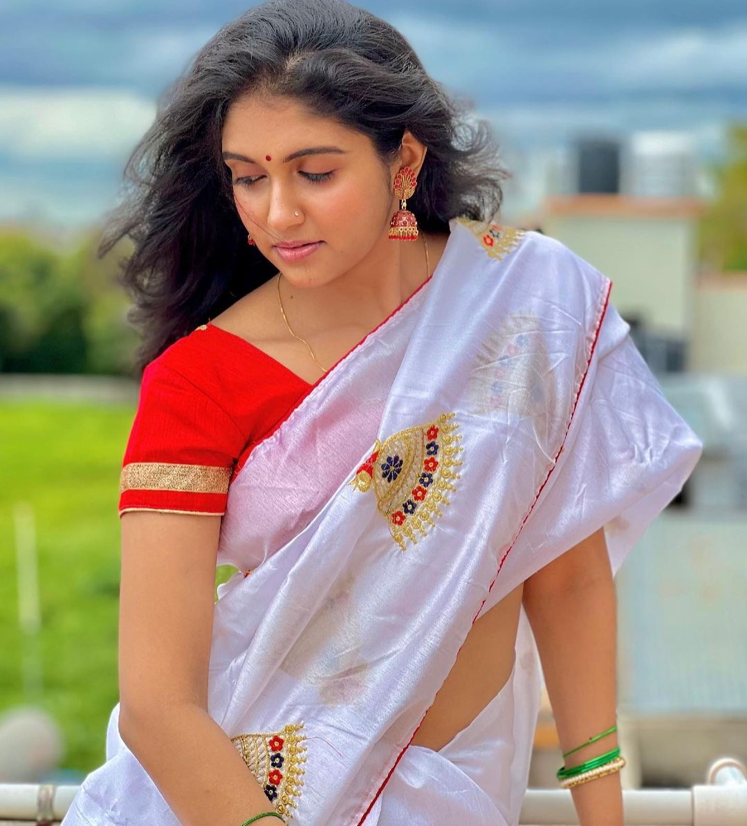 Actress Rinku Rajguru Shared New Photos In Whote Saree On Instagram | PHOTO: 'आर्ची'ला पाहताच चाहत्यांना लागलं याड; नवे फोटो पहिले का?