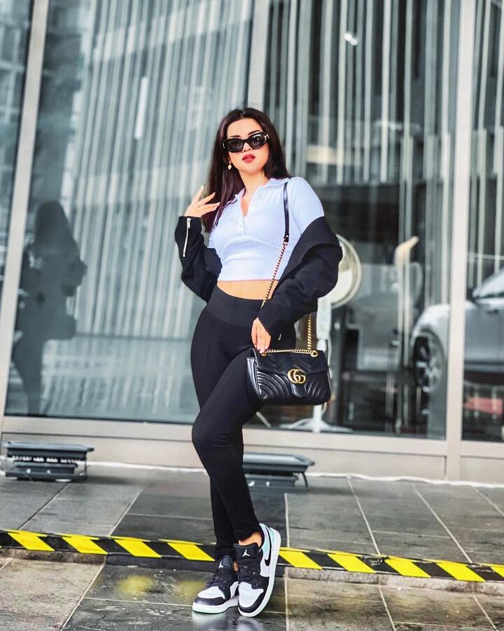 इन्स्टाग्रामवर शेअर केलेल्या फोटोंमध्ये अवनीतने स्काय ब्लू कलरचा ड्रेस परिधान केलेला दिसतो. हा लूक पूर्ण करण्यासाठी तिने हलका मेकअप केला आणि केस मोकळे सोडले आहेत.(फोटो सौजन्य : avneetkaur_13/इंस्टाग्राम)