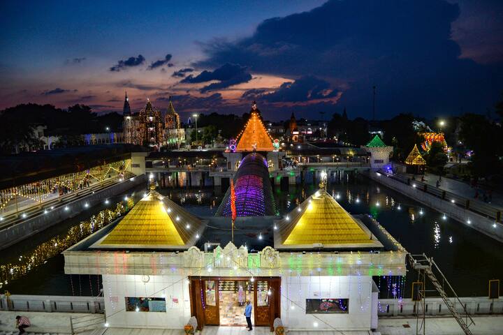 জলন্ধরের দেহী তালাব মন্দির। প্রতিবছর এই মন্দিরে উপস্থিত হন অসংখ্য পুণ্যার্থী। দেবী দুর্গার এই মন্দির ৫১ শক্তিপীঠের অন্যতম। জন্মাষ্টমী উপলক্ষে আলোয় সেজে উঠেছে সেই মন্দির। ছবি: পিটিআই