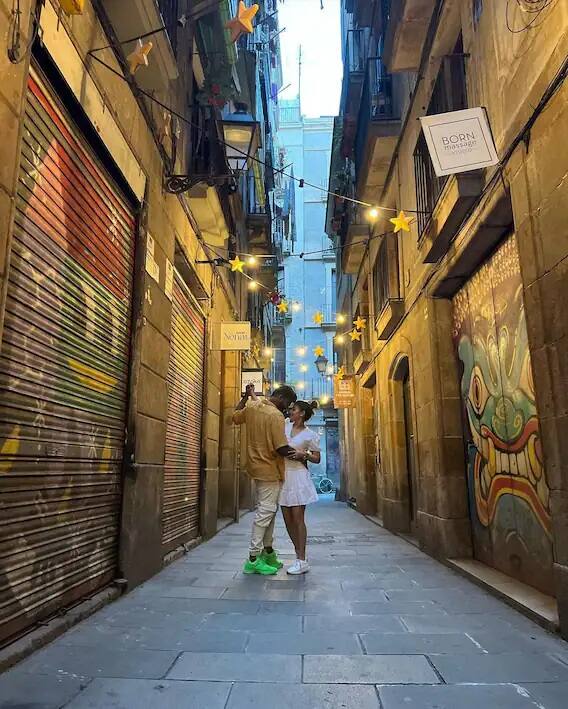 બાર્સિલોનાની ખાસિયત ના ખબર હોય તો ફિલ્મ જિંદગી ના મિલેંગી દોબારાનો નજારો યાદ કરો, જ્યાં નાઇટ પાર્ટી, ડિસ્ક બુલ ફાઇટિંગ, આર્ટ ગેલેરી જેવી કેટલીય ખુબીઓ છે. બાર્સિલોનાની નવી સુંદર ઇમારતોમાંની એક છે જાણીતી આર્ટિટેક્ટ એન્ટૉની ગાઓદી દ્વારા બનાવવામાં આવેલી ઇમારતો.